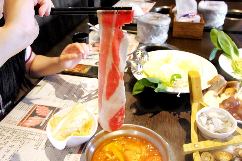 台中西屯,八方悅精緻鍋物,主打將軍綜合海陸鍋~整艘船的海鮮搭肉盤,500元還有找!也有蔬食鍋哦.... - 微笑Joe幸運