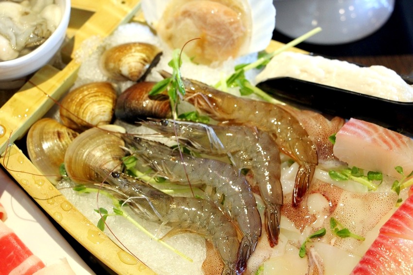 台中西屯,八方悅精緻鍋物,主打將軍綜合海陸鍋~整艘船的海鮮搭肉盤,500元還有找!也有蔬食鍋哦.... - 微笑Joe幸運