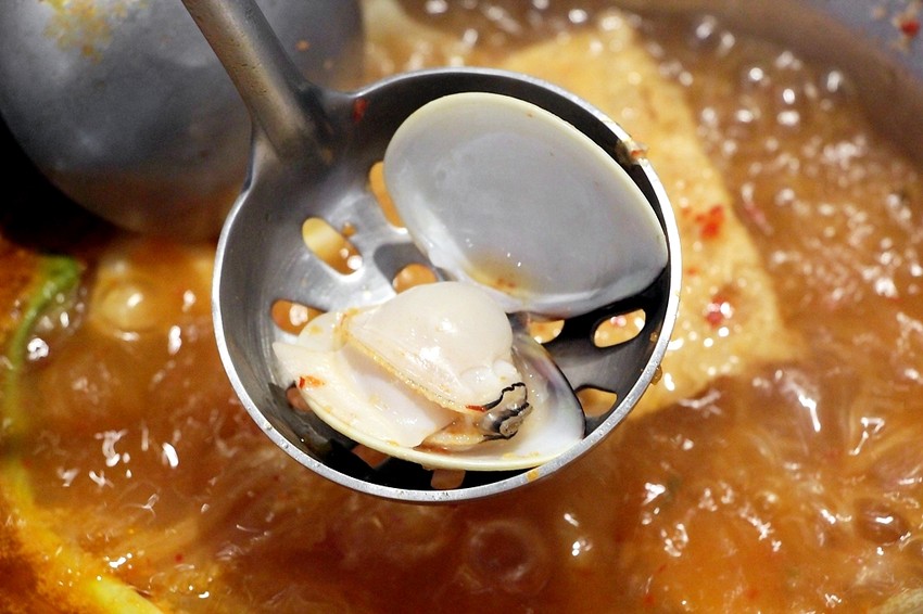 台中西屯,八方悅精緻鍋物,主打將軍綜合海陸鍋~整艘船的海鮮搭肉盤,500元還有找!也有蔬食鍋哦.... - 微笑Joe幸運