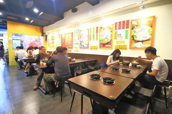 【台北美食】平日用餐時間也座無虛席,滿滿都是人潮的超強店家!顛覆你舊有印象的超強美食店家!三媽臭臭鍋新光店