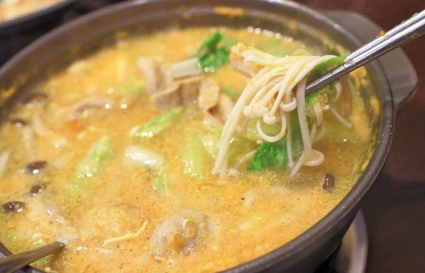 【台北美食】平日用餐時間也座無虛席,滿滿都是人潮的超強店家!顛覆你舊有印象的超強美食店家!三媽臭臭鍋新光店