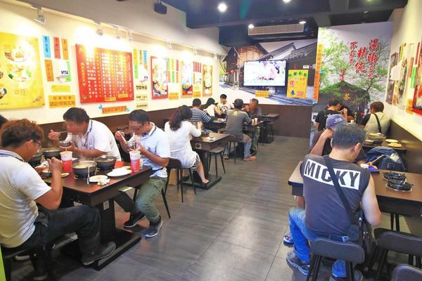 【台北美食】平日用餐時間也座無虛席,滿滿都是人潮的超強店家!顛覆你舊有印象的超強美食店家!三媽臭臭鍋新光店