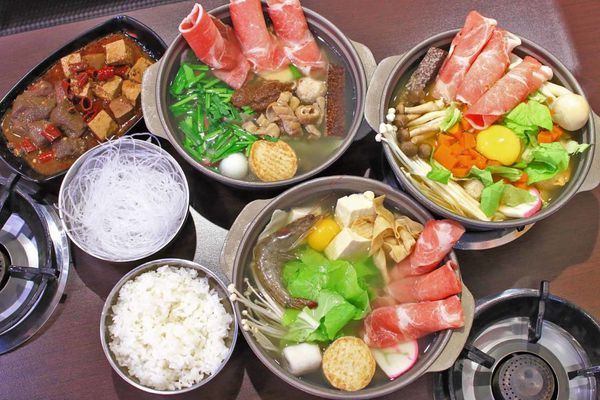 【台北美食】平日用餐時間也座無虛席,滿滿都是人潮的超強店家!顛覆你舊有印象的超強美食店家!三媽臭臭鍋新光店