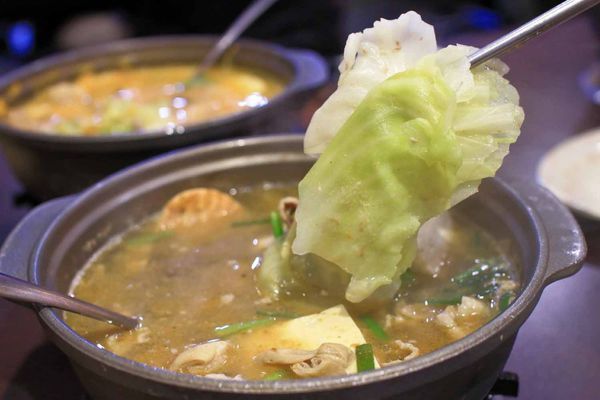 【台北美食】平日用餐時間也座無虛席,滿滿都是人潮的超強店家!顛覆你舊有印象的超強美食店家!三媽臭臭鍋新光店