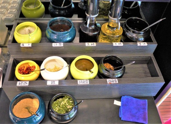 小鮮肉涮涮屋：【永春站火鍋推薦】小鮮肉涮涮屋 頂級肉品 / 海鮮 . 超狂超澎湃 