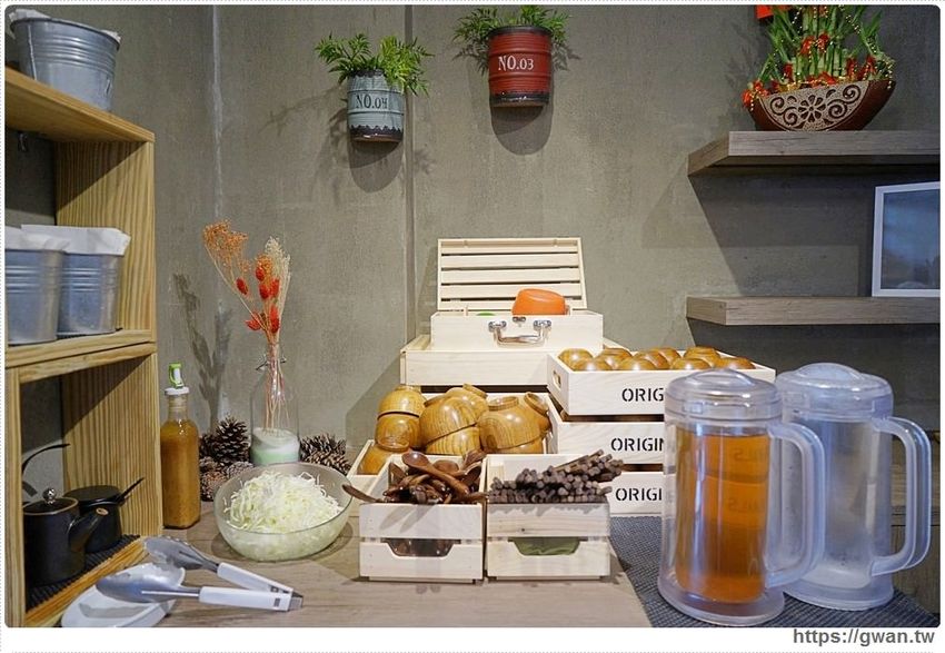 台中超浮誇丼飯，兩隻鮮魷讓你看不到底下白飯，牛肉片堆成小山