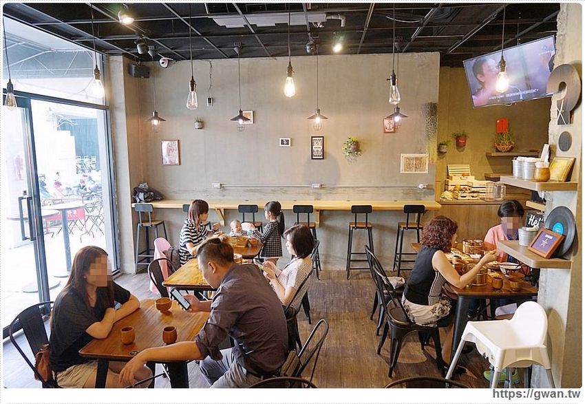 台中超浮誇丼飯，兩隻鮮魷讓你看不到底下白飯，牛肉片堆成小山