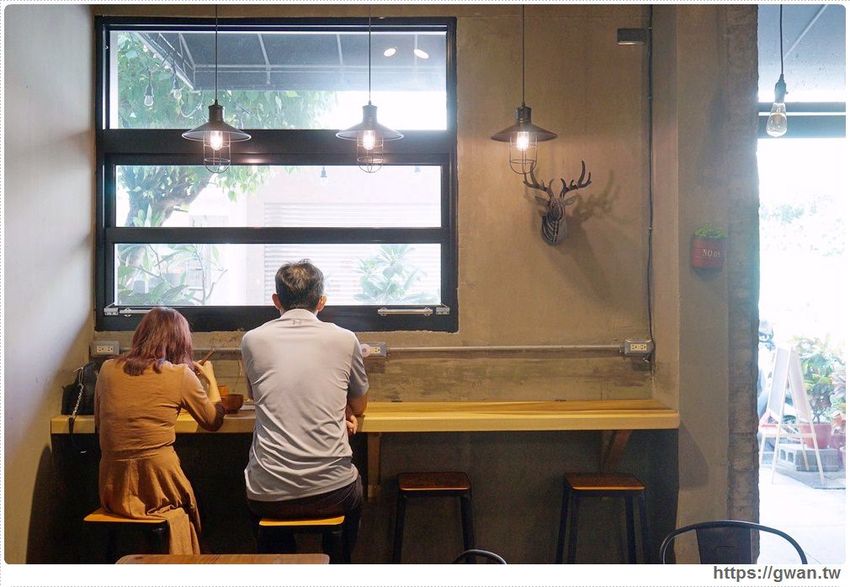 台中超浮誇丼飯，兩隻鮮魷讓你看不到底下白飯，牛肉片堆成小山