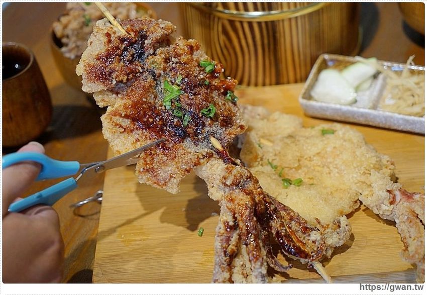 台中超浮誇丼飯，兩隻鮮魷讓你看不到底下白飯，牛肉片堆成小山