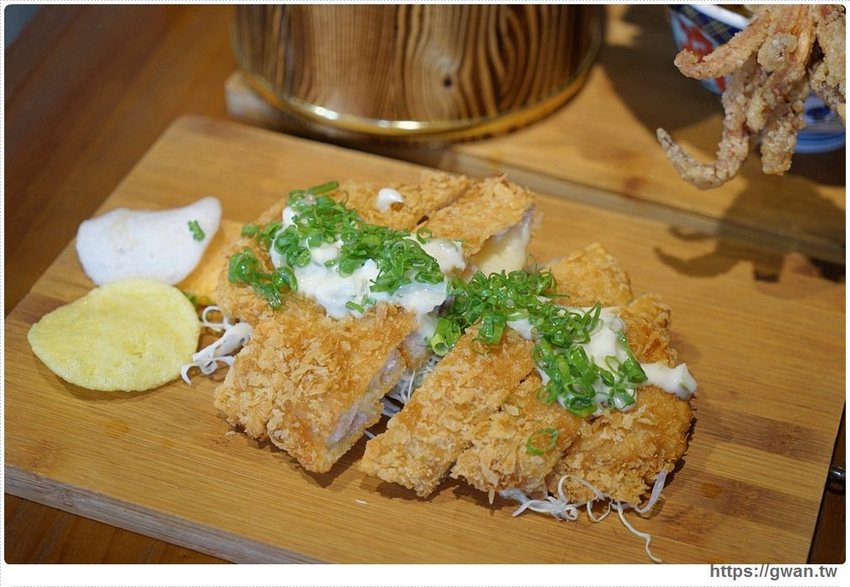 台中超浮誇丼飯，兩隻鮮魷讓你看不到底下白飯，牛肉片堆成小山