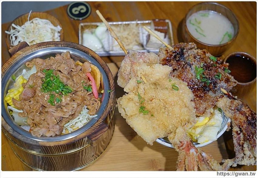 台中超浮誇丼飯，兩隻鮮魷讓你看不到底下白飯，牛肉片堆成小山