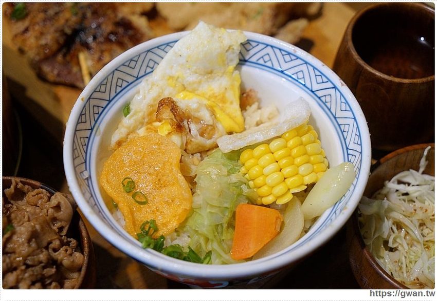 台中超浮誇丼飯，兩隻鮮魷讓你看不到底下白飯，牛肉片堆成小山