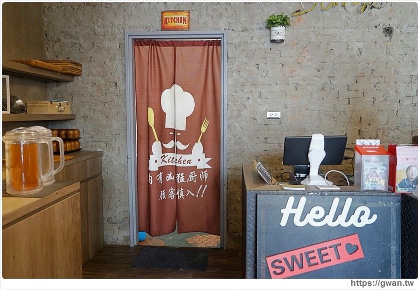 台中超浮誇丼飯，兩隻鮮魷讓你看不到底下白飯，牛肉片堆成小山