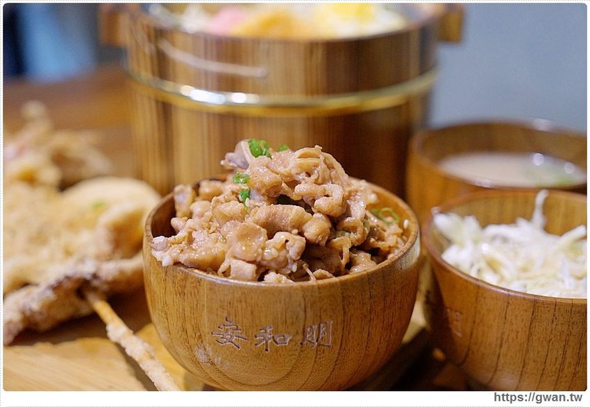 台中超浮誇丼飯，兩隻鮮魷讓你看不到底下白飯，牛肉片堆成小山