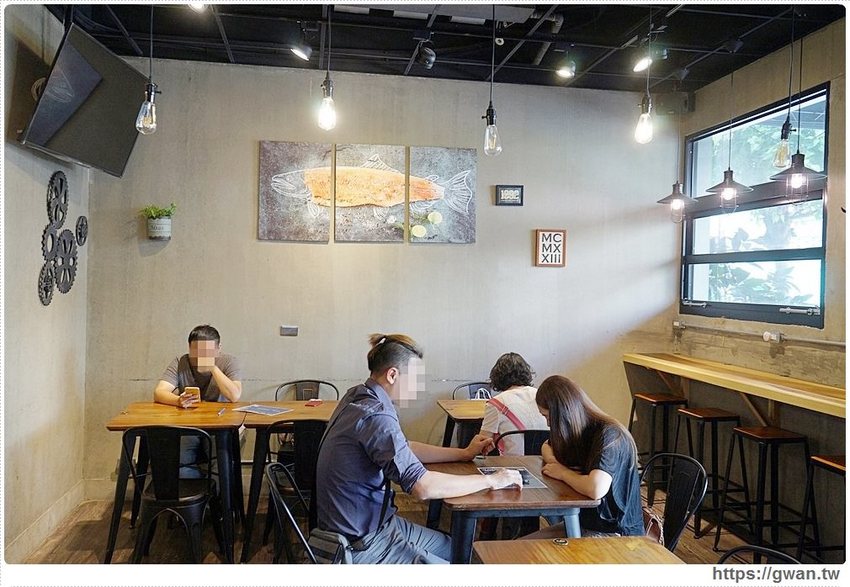 台中超浮誇丼飯，兩隻鮮魷讓你看不到底下白飯，牛肉片堆成小山