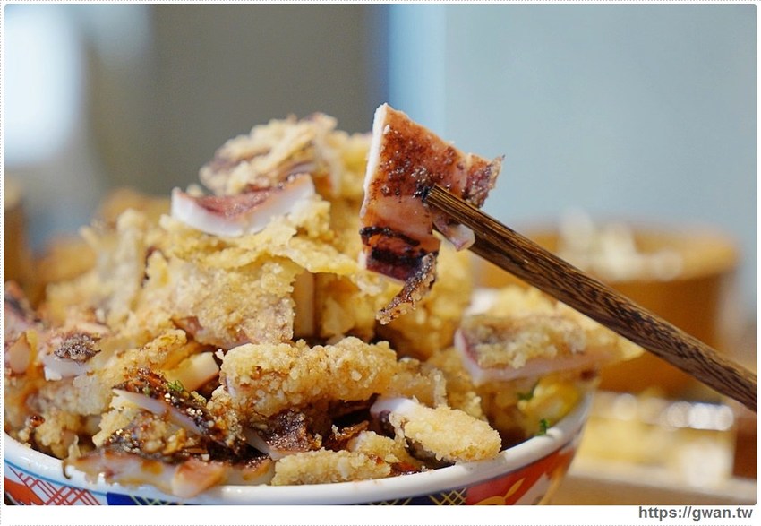 台中超浮誇丼飯，兩隻鮮魷讓你看不到底下白飯，牛肉片堆成小山