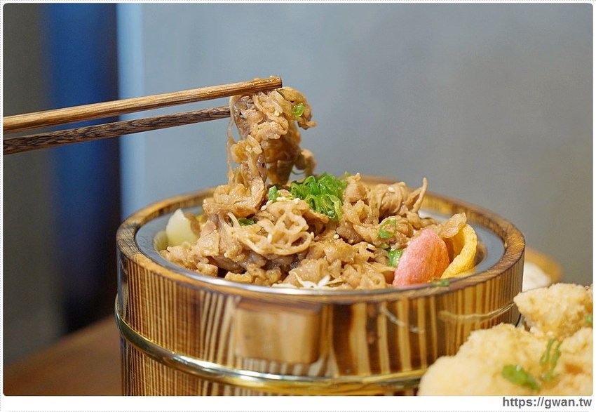 台中超浮誇丼飯，兩隻鮮魷讓你看不到底下白飯，牛肉片堆成小山