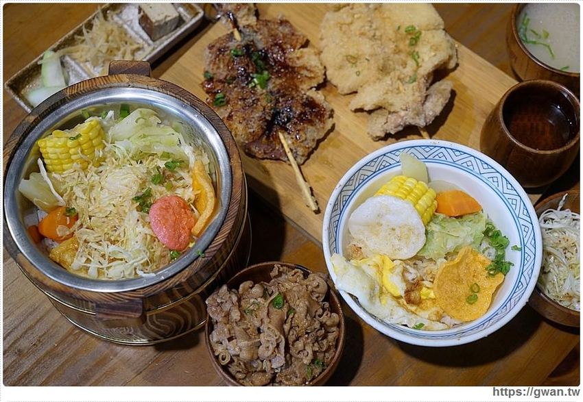 台中超浮誇丼飯，兩隻鮮魷讓你看不到底下白飯，牛肉片堆成小山