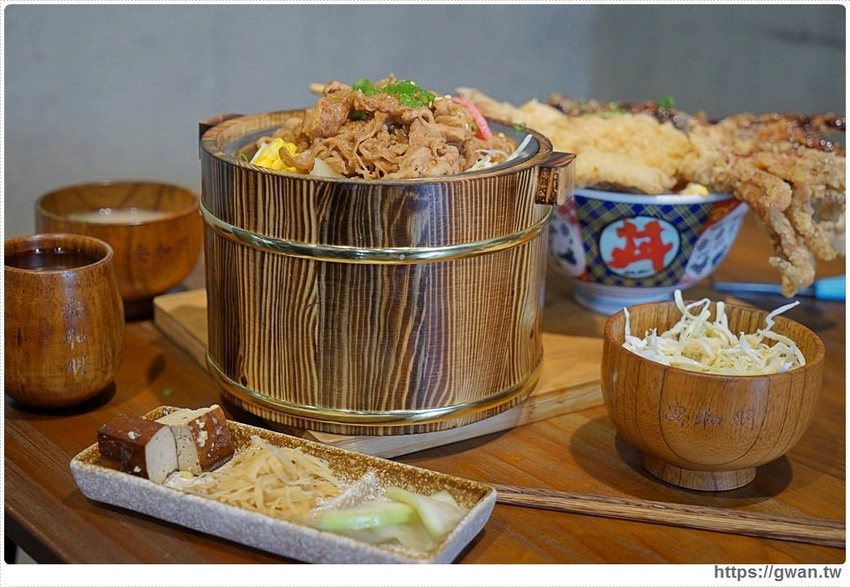 台中超浮誇丼飯，兩隻鮮魷讓你看不到底下白飯，牛肉片堆成小山