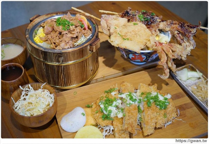 台中超浮誇丼飯，兩隻鮮魷讓你看不到底下白飯，牛肉片堆成小山