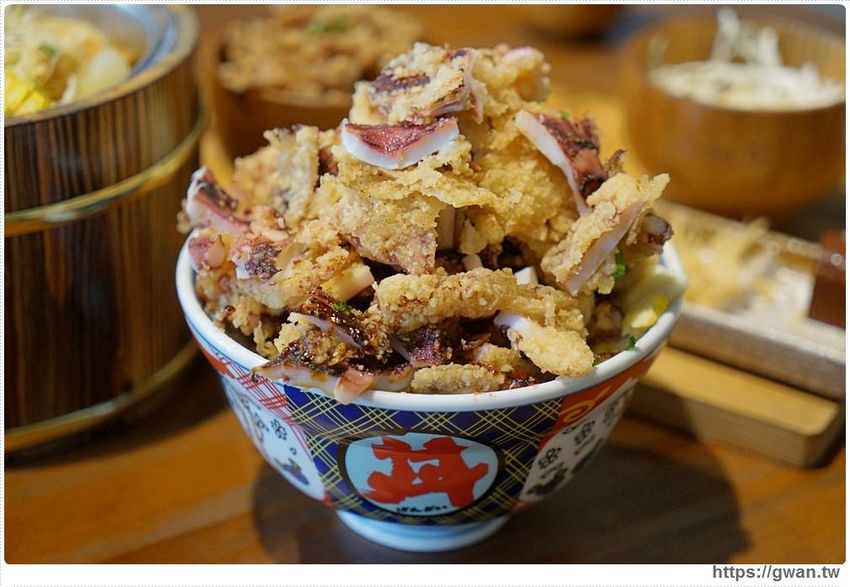 台中超浮誇丼飯，兩隻鮮魷讓你看不到底下白飯，牛肉片堆成小山