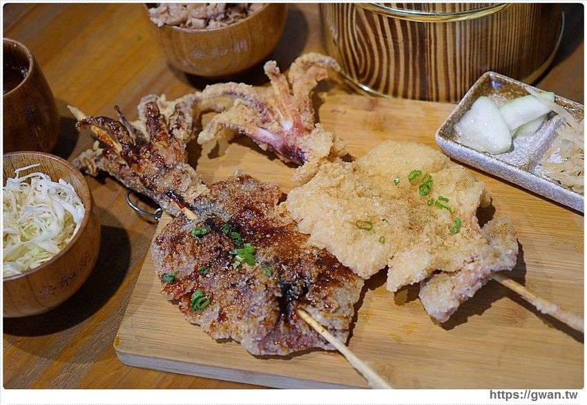 台中超浮誇丼飯，兩隻鮮魷讓你看不到底下白飯，牛肉片堆成小山