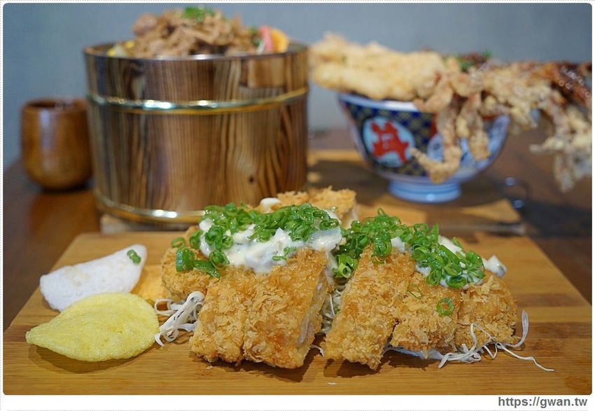 台中超浮誇丼飯，兩隻鮮魷讓你看不到底下白飯，牛肉片堆成小山