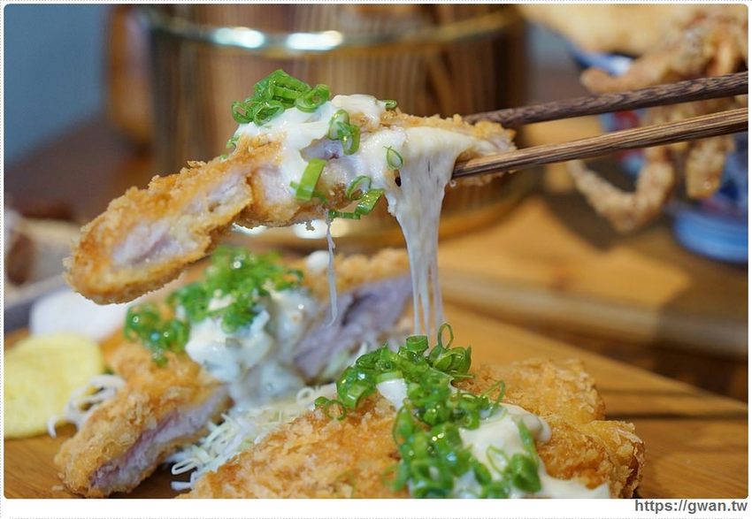 台中超浮誇丼飯，兩隻鮮魷讓你看不到底下白飯，牛肉片堆成小山