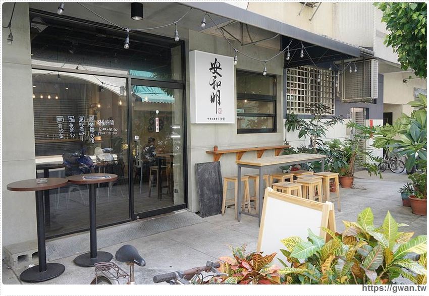 台中超浮誇丼飯，兩隻鮮魷讓你看不到底下白飯，牛肉片堆成小山