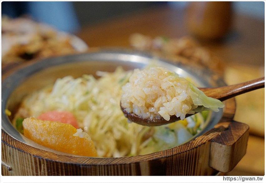 台中超浮誇丼飯，兩隻鮮魷讓你看不到底下白飯，牛肉片堆成小山