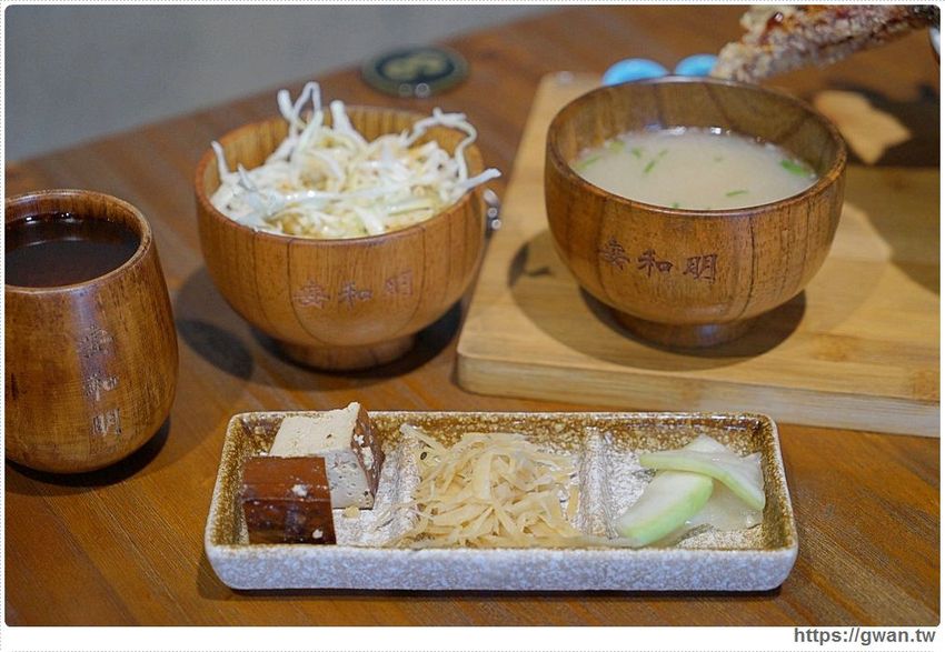 台中超浮誇丼飯，兩隻鮮魷讓你看不到底下白飯，牛肉片堆成小山