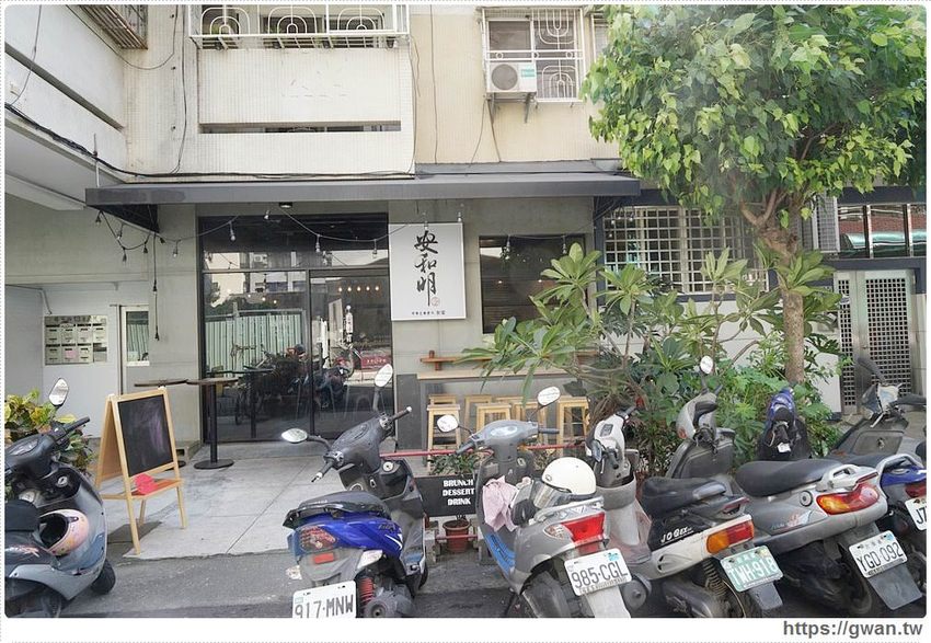 台中超浮誇丼飯，兩隻鮮魷讓你看不到底下白飯，牛肉片堆成小山