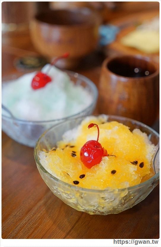 台中超浮誇丼飯，兩隻鮮魷讓你看不到底下白飯，牛肉片堆成小山