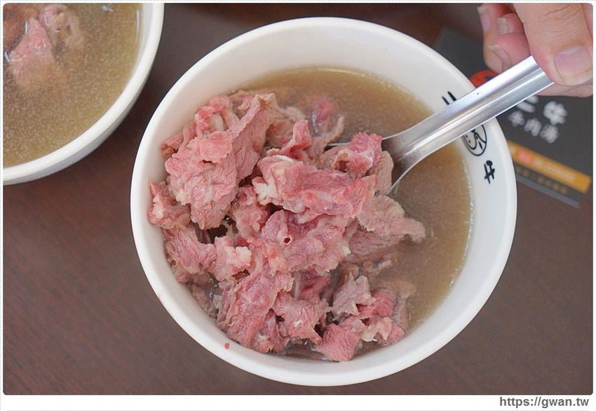 台中超浮誇丼飯，兩隻鮮魷讓你看不到底下白飯，牛肉片堆成小山