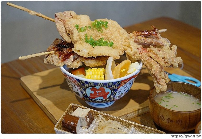 台中超浮誇丼飯，兩隻鮮魷讓你看不到底下白飯，牛肉片堆成小山