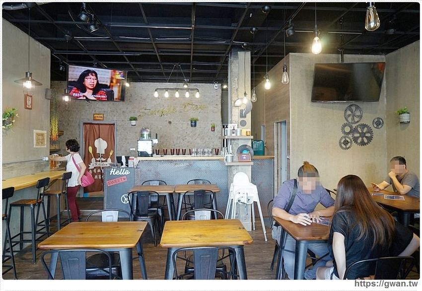 台中超浮誇丼飯，兩隻鮮魷讓你看不到底下白飯，牛肉片堆成小山