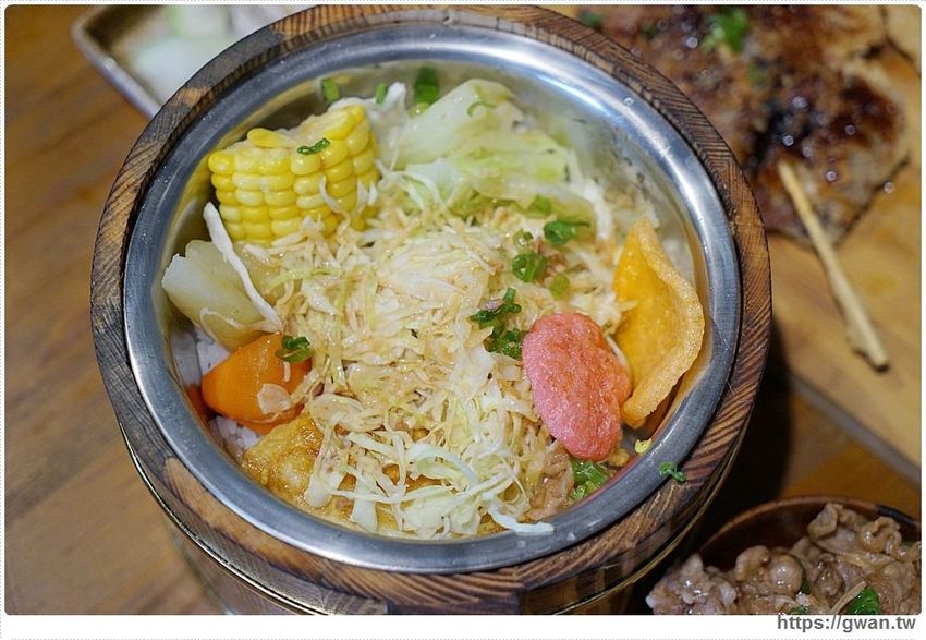 台中超浮誇丼飯，兩隻鮮魷讓你看不到底下白飯，牛肉片堆成小山