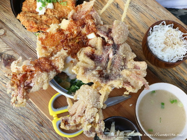 安和明：台中美食│安和明 肉食主義〃台中超浮誇丼飯！肉多多到看不見白飯，內用高麗菜絲、小菜、飲料無限續～