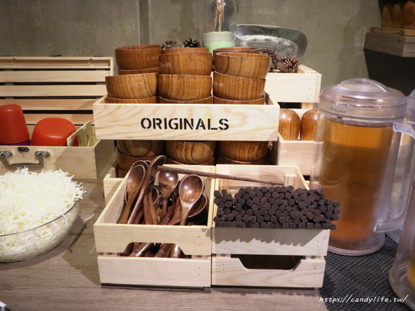 安和明：台中美食│安和明 肉食主義〃台中超浮誇丼飯！肉多多到看不見白飯，內用高麗菜絲、小菜、飲料無限續～