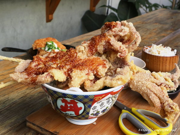 安和明：台中美食│安和明 肉食主義〃台中超浮誇丼飯！肉多多到看不見白飯，內用高麗菜絲、小菜、飲料無限續～