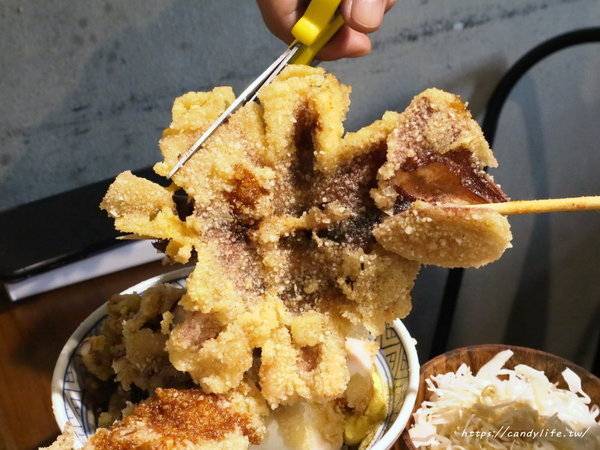 安和明：台中美食│安和明 肉食主義〃台中超浮誇丼飯！肉多多到看不見白飯，內用高麗菜絲、小菜、飲料無限續～