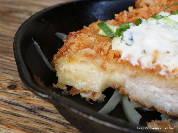 安和明：台中美食│安和明 肉食主義〃台中超浮誇丼飯！肉多多到看不見白飯，內用高麗菜絲、小菜、飲料無限續～