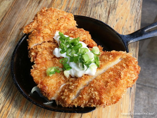 安和明：台中美食│安和明 肉食主義〃台中超浮誇丼飯！肉多多到看不見白飯，內用高麗菜絲、小菜、飲料無限續～