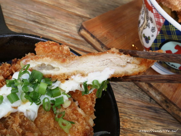 安和明：台中美食│安和明 肉食主義〃台中超浮誇丼飯！肉多多到看不見白飯，內用高麗菜絲、小菜、飲料無限續～