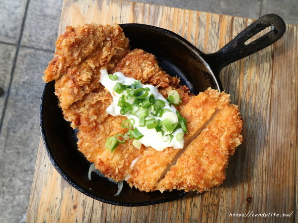 安和明：台中美食│安和明 肉食主義〃台中超浮誇丼飯！肉多多到看不見白飯，內用高麗菜絲、小菜、飲料無限續～