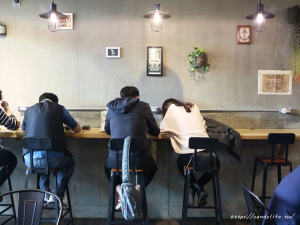 安和明：台中美食│安和明 肉食主義〃台中超浮誇丼飯！肉多多到看不見白飯，內用高麗菜絲、小菜、飲料無限續～