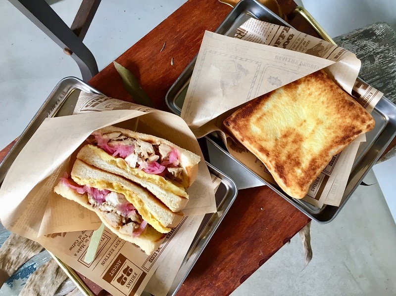 【台北｜行天宮站】長板凳工作室＿如雲朵般軟綿綿的限量奶酥厚片＿讓人口齒留香的蘋果鮪魚三明治