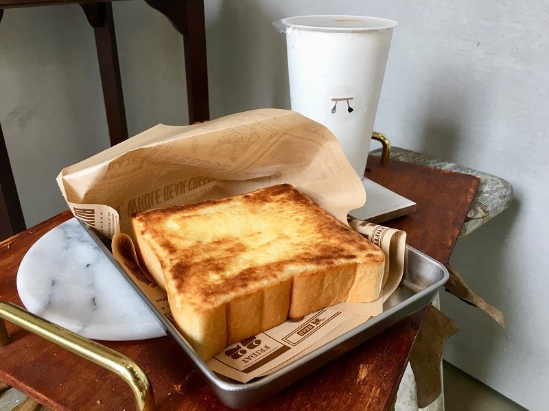 【台北｜行天宮站】長板凳工作室＿如雲朵般軟綿綿的限量奶酥厚片＿讓人口齒留香的蘋果鮪魚三明治