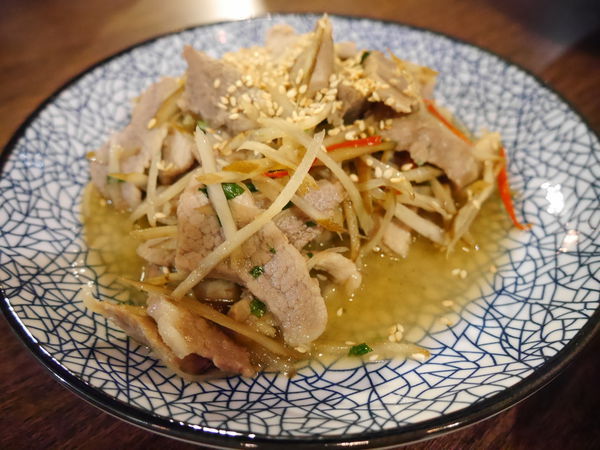 台北特色私廚。食憶。有溫度也有深度，道道令人驚豔的功夫菜。適合外國旅客、年輕朋友、家族溫馨聚餐。