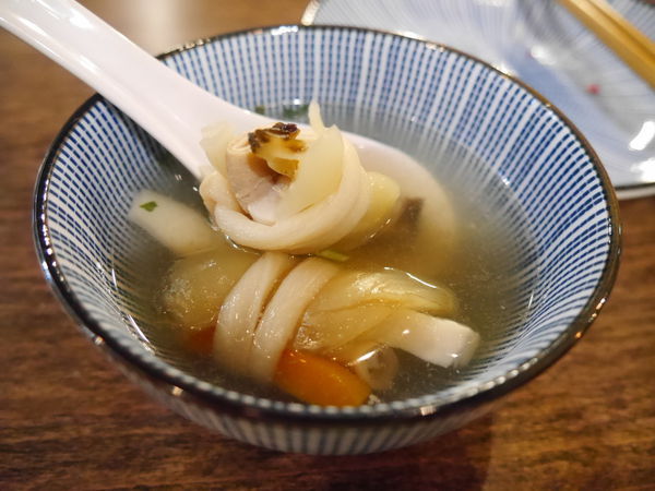 台北特色私廚。食憶。有溫度也有深度，道道令人驚豔的功夫菜。適合外國旅客、年輕朋友、家族溫馨聚餐。